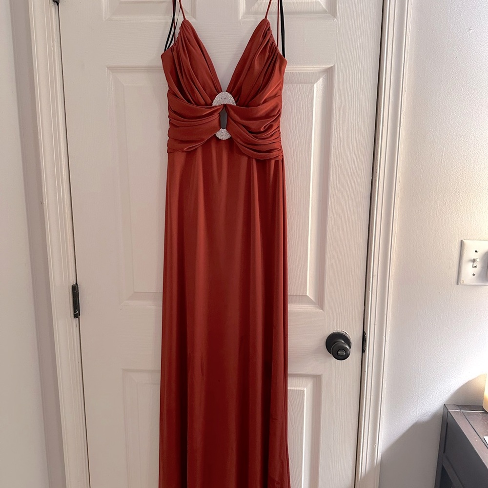 Long dress, great for any special occasion, the brioche is a nice touch on it.